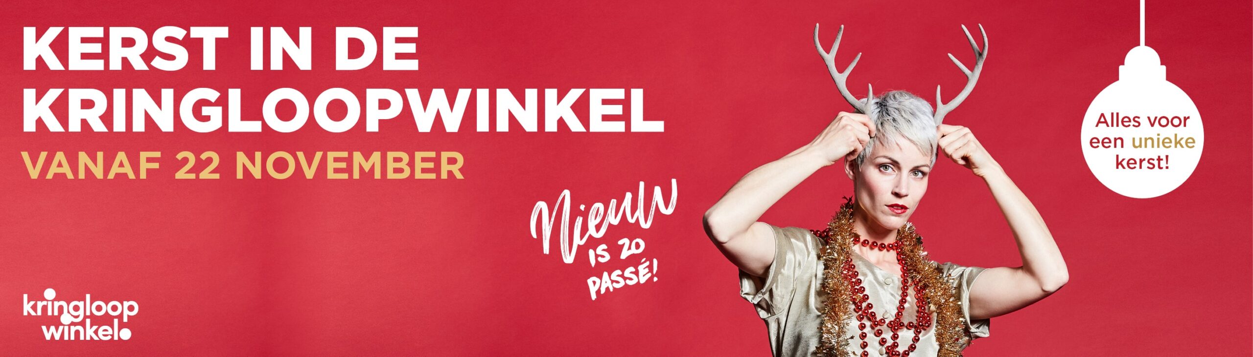 "Kerstdecoratie en feestelijke sfeer in De Kringloopwinkel, met versieringen en lichtjes die de komst van de feestdagen aankondigen."